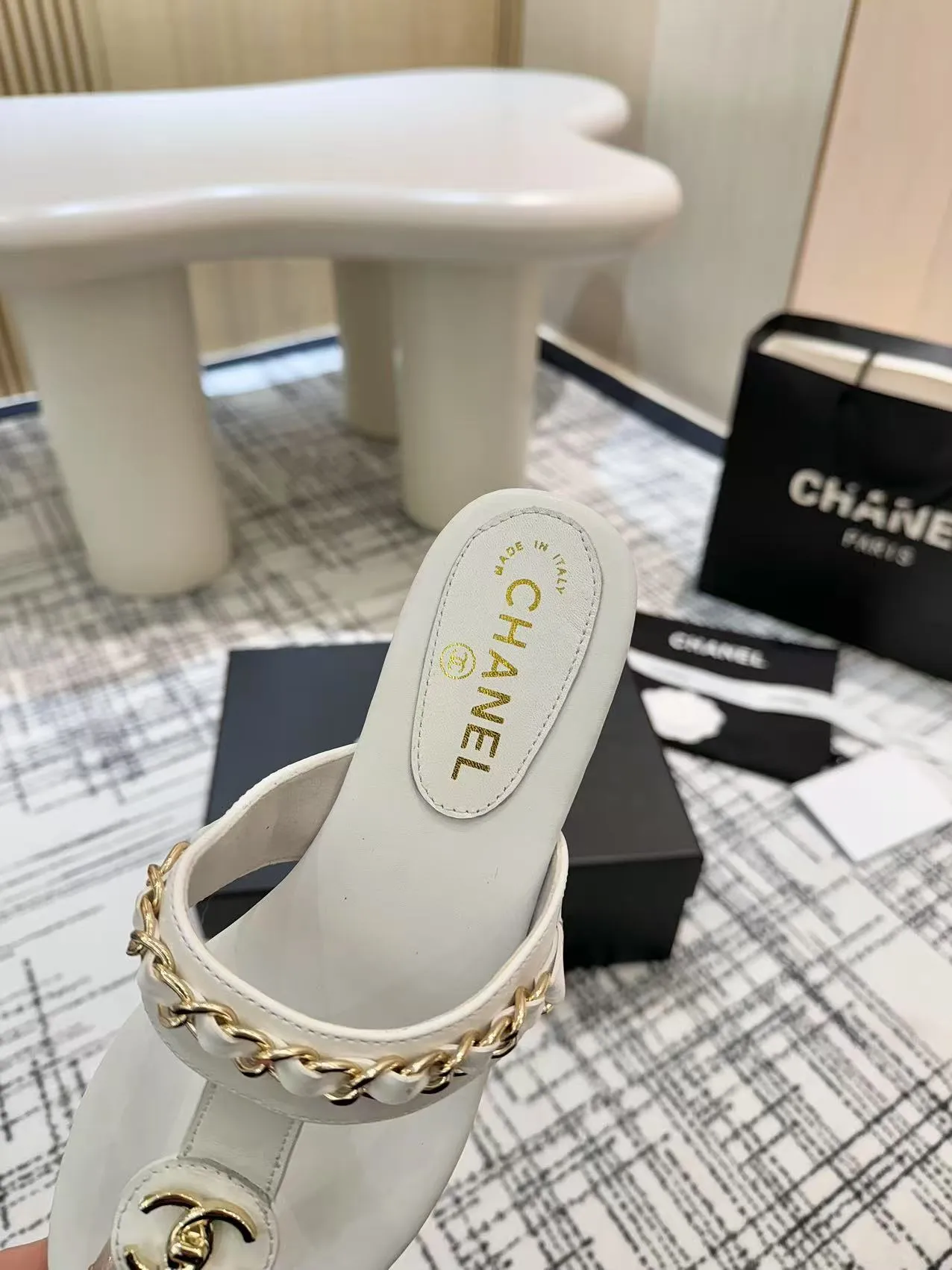 👟👟Ex-factory price 480👟👟 Top version Chanel Chanel - 2025 spring model, counter top double C sandals, this classic design; the extraordinary double C incorporates a variety of color elements... The diversified mix and match is very beautiful and versatile, very light on the foot, comfortable, super delicate and elegant, and can be used outdoors... ꫛꫀꪝ Go➫ Material: ❶Upper made of: Original imported sheepskin ❷Inner lining: Original sheepskin lining ❸Outsole based on: Original Italian genuine leather outsole Counter boutique packaging complete set for women 35–40 (customized for 41) 3 colors available (black, white, apricot)